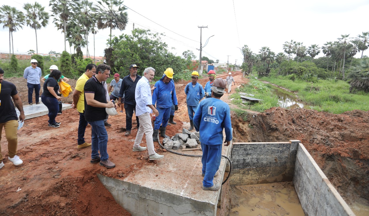 prefeito conversa com operários numa obra